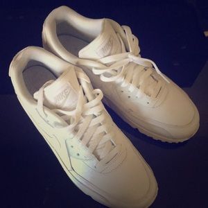 Nike AirMax 90s size 9 men’s, good condition.